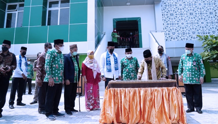 Wamenag Zainut Tauhid Sa'adi saat menandatangani prasasti peresmian gedung baru MTsN 26 Kepulauan Seribu pada Senin (24/05/2021) kemarin. (Foto: Dokumentasi Kemenag) 