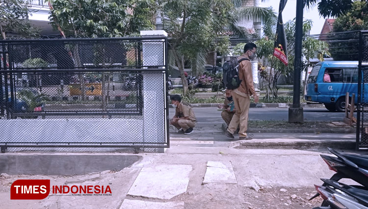 Pihak BKAD Kota Malang saat melakukan pengukuran lahan di Jl Jakarta No 36 yang tiba-tiba diklaim orang. (Foto: Rizky Kurniawan Pratama/TIMES Indonesia)