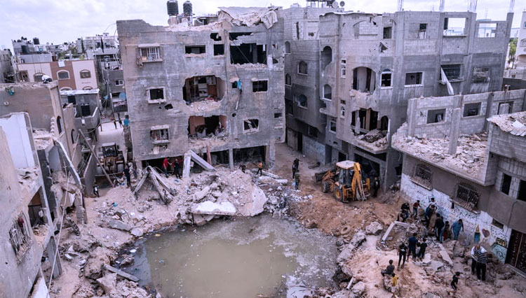 Lubang besar penuh air dan sisa-sisa limbah di mana rumah Ramez al-Masri hancur akibat serangan udara Israel, sebelum disepakatinya gencatan senjata setelah perang 11 hari antara kelompok militan Hamas dan Israel, di kota Beit Hanoun, Jalur Gaza utara. (F