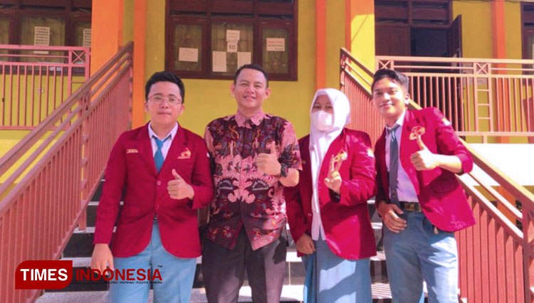 Tiga Siswa SMA Negeri 1 Pamekasan didampingi pembina yang berhasil juara 2 lomba karya tulis ilmiah tingkat nasional. (Foto: Akhmad Syafi'i/TIMES Indonesia)