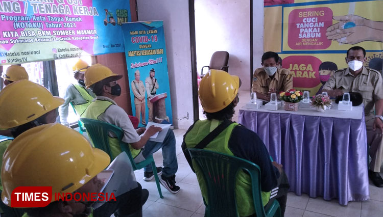 Tukang bangunan di Kelurahan Sukorame mendapat pelatiham dari Dinas Perumahan dan Kawasan Pemukiman Gresik (Foto: Akmal/TIMES Indonesia)