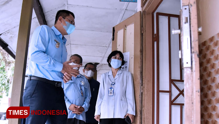 Bupati Sleman, Danang Maharsa memantau kegiatan Asesmen Standarisasi Pendidikan Daerah (ASPD) jenjang SD, Selasa (25/5/2021). (Foto: Pemkab Sleman for TIMES Indonesia)