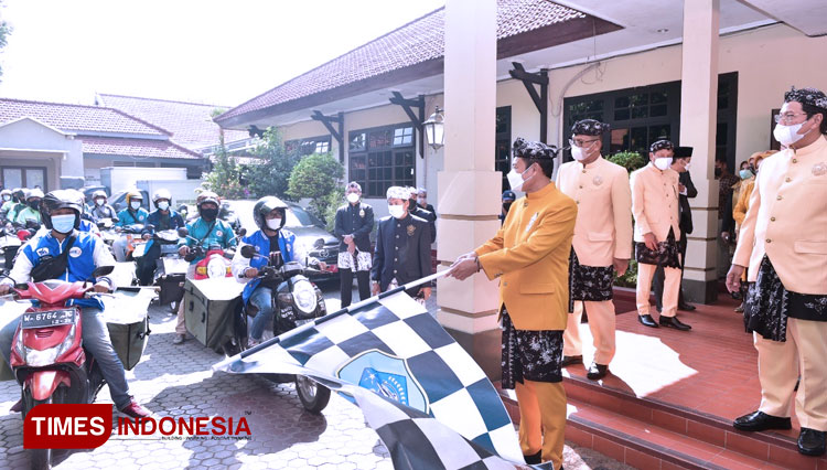 Bupati Lamongan Yuhronur Efendi saat memberangkatkan Delivery Online Lamongan hendak mengantarkan nasi kotak kepada Ketua RT, RW, Kepala Desa, Lurah  di Kecamatan Lamongan, Rabu (26/05/2021), Foto : Moch. Nuril Huda/TIMES Indonesia). 
