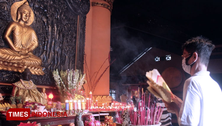 Suasana Ibadah Tri Suci Waisak 2565 di Klenteng Sanggar Agung Kenjeran Surabaya, Rabu (26/5/2021). (Foto: Khusnul Hasana/TIMES Indonesia).