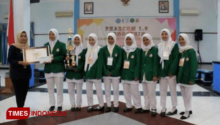 Dari kiri ke kanan, delapan siswa SMK Kesehatan Terpadu Surabaya peraih juara 1 lomba pembuatan video pendek. (Foto: SMK Kesehatan Terpadu Surabaya for TIMES Indonesia),