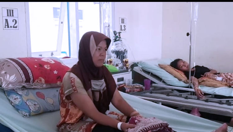 Korban keracunan makanan saat menjalani perawatan di RSUD Kota Banjar. (Foto: Susi/TIMES Indonesia)