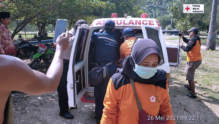 Petugas saat melakukan evakuasi jenazah korban yang tergulung ombak di Pantai Batu Bengkung. (Foto: PMI Kabupaten Malang)