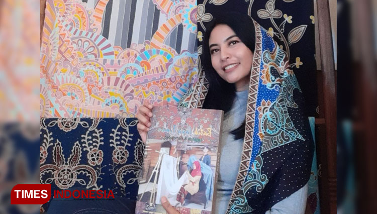 The owner of Day Art Batik Friday Purnama Sari. (Photographs: Friday Purnama Sari for TIMES Indonesia)