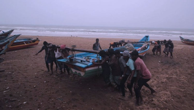 Topan Yaas melanda pantai timur laut India pada Rabu siang, dan tim penyelamat telah dikerahkan di enam negara bagian di sepanjang pantai timur. (FOTO: Al Jazeera/Getty Image/EPA)