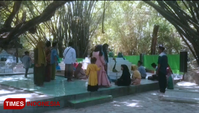 Sejumlah orang saat mengunjungi tempat wisata religi Jako Tarub di Desa Montok, Kecamatan Larangan, Kabupaten Pamekasan, Madura.(Foto: Akhmad Syafi'i/TIMES Indonesia)