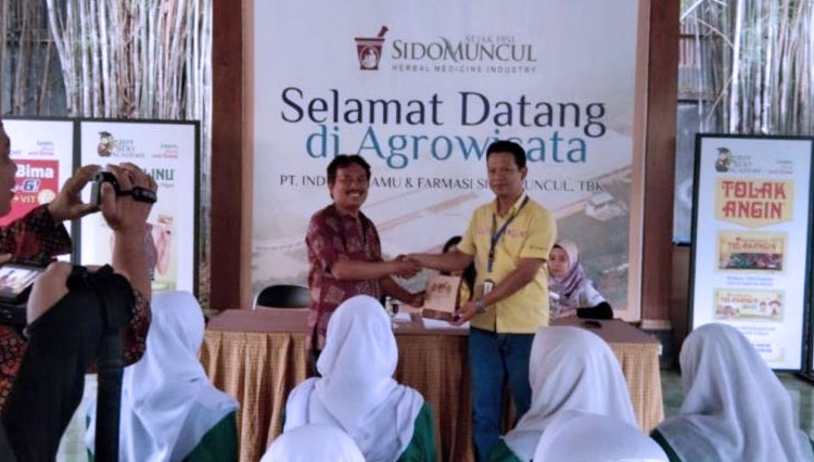 Kepala SMK Kesehatan Terpadu berbagi cendera di Agrowisata, salah satu area di PT Sidomuncul Tbk. (Foto-foto: SMK Kesehatan Terpadu for TIMES Indonesia)