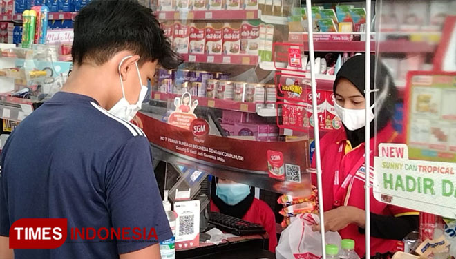 Pelayan toko modern di Pangandaran sedang menyambut pembeli yang akan belanja Kamis 27 Mei 2021 (Foto : Syamsul Ma'arif/TIMES Indonesia)