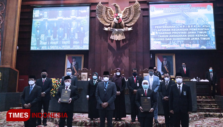 BPK bersmaa Pemprov Jatim dan DPRD Jatim saat menyerahkan LHP BPK, Kamis (27/5/2021). (FOTO: Khusnul Hasana/TIMES Indonesia)