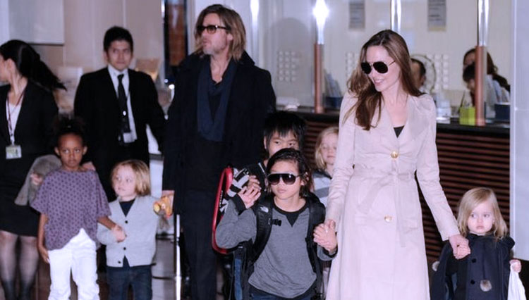 Brad dan Angelina berfoto bersama anak-anak mereka. Angelina Jolie mengajukan gugatan cerai dari Brad Pitt pada 2016. (FOTO:BBC/Reuters/AFP)