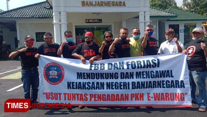 Perwakilan Forum Banjarnegara Bersatu (FBB) dan Forjasi (Forum Jasa Kontruksi) mendatangi Kejari Banjarnegara untuk menanyakan tindak lanjut kasus E- Warung. (foto: Muchlas Hamidi/TIMES Indonesia)