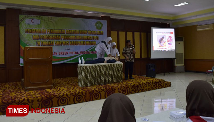 Ketua Yayasan Bhakti Madiun dr Rohmad Hariyono SpAN memberikan arahan kepada siswi SMK Kesehatan Green Putra Medika Madiun pada kegiatan tahun 2020. (Foto-foto: SMK Kesehatan Green Putra Medika for TIMES Indonesia)