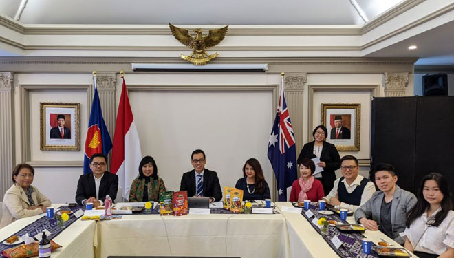 Foto bersama Konjen RI Sydney, House of Indonesia, dan para tamu undangan di KJRI Sydney (Foto: KJRI Sydney for TIMES Indonesia)