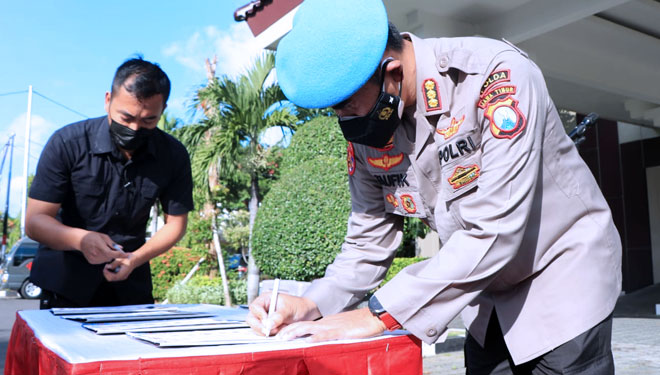 Kabidpropam Polda Jatim, Kombes Pol Taufik Herdiansyah saat menandatangani Ikrar Deklarasi Anti Narkoba, Kamis (27/5/2021). (Foto: dok. Humas Polda Jatim)