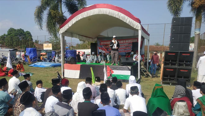 Para Aliansi Muslim Kecamatan Banjarsari, Kabupaten Ciamis sedang melakukan aksi solidaritas untuk Palestina di Alun-alun Banjarsari Ciamis (foto: Aliansi Muslim Banjarsari Ciamis)