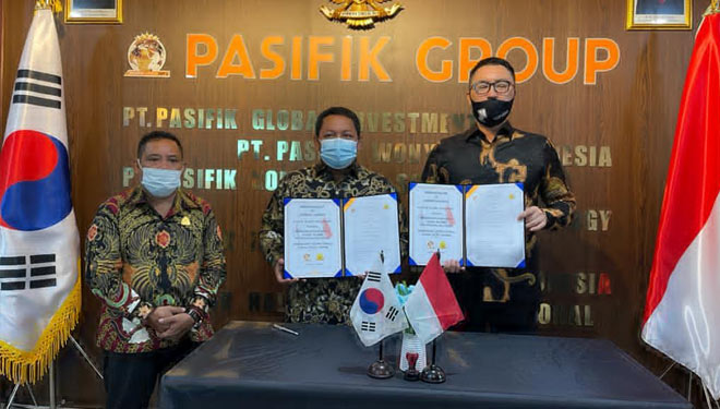 Aliong Mus, Bupati Taliabu (kiri) dan Daniel Koo Direktur Paisfik Group International (kanan) saat menandatangani MoU