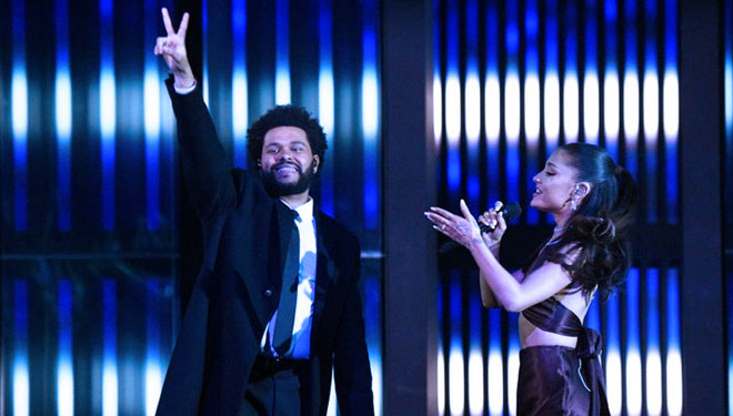 Ariana Grande dan The Weeknd di iHeartRadio Music Awards 2021. (FOTO: Kevin Mazur + Getty Images).