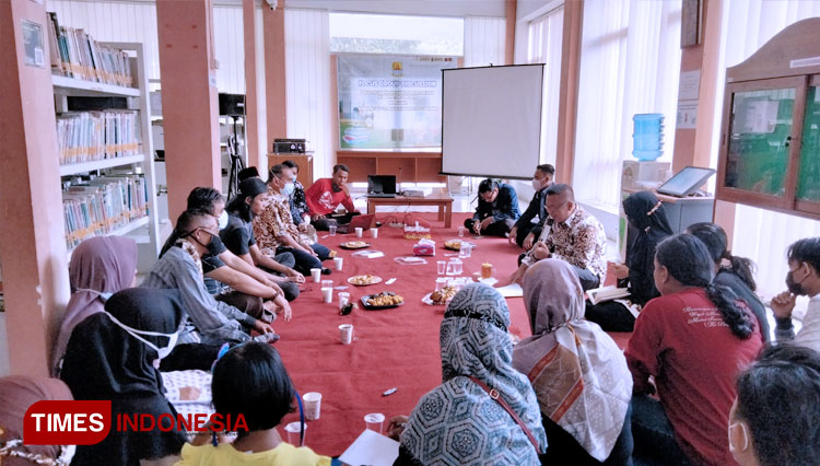 Komunitas literasi saat FGD di Perpusda Sumber, Cirebon. (FOTO: Dede Sofiyah/TIMES Indonesia)