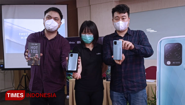 Country Manager Marketing Infinix Mobile Indonesia, Sergio Ticoalu meluncurkan Infinix Hot 10S. (FOTO: Dimun for TIMES Indonesia)