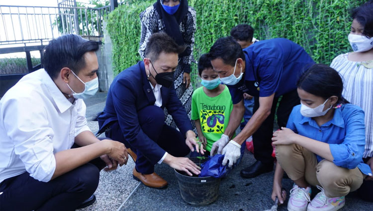 Novotel Samator Surabaya Gelar Aksi Tanam Pohon bersama SDN Kaliasin 1