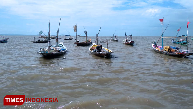 Suasana air laut pasang di Kenjeran Surabaya. (Foto: Khusnul Hasana/TIMES Indonesia)