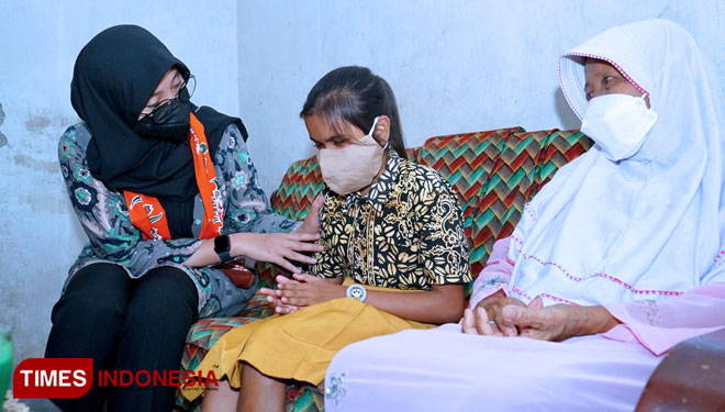 Bupati Banyuwangi Ipuk Fiestiandani Azwar Anas saat membujuk bersama keluarga Irmawati (Foto: Rizki Alfian/TIMES Indonesia)