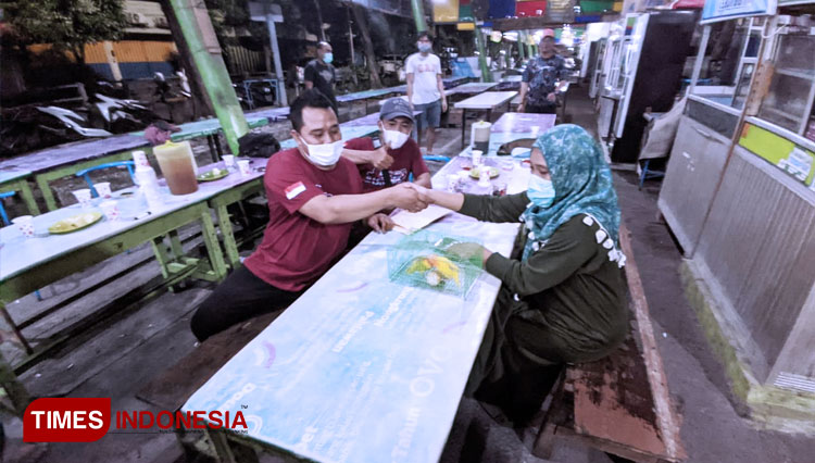 Didik dan Elly saat barter sepasang burung dengan mobil. (FOTO: Khusnul Hasana/TIMES Indonesia)