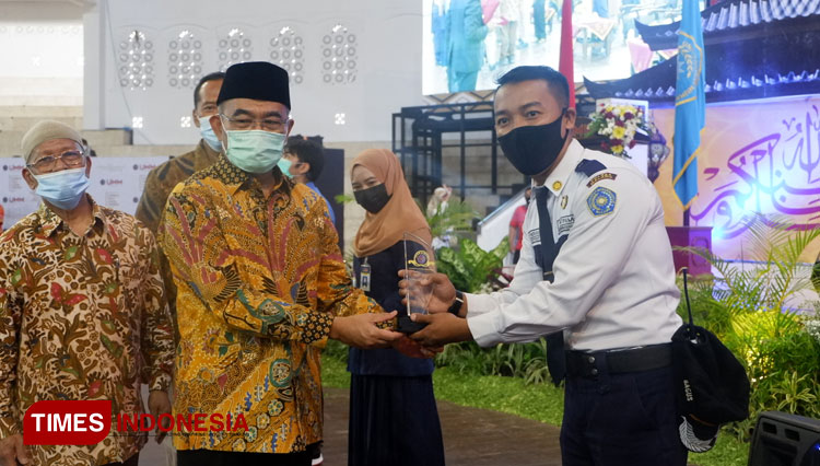 Menko PMK RI Muhadjir Effendy saat memberikan penghargaan kepada dosen dan karyawan berprestasi UMM. (Foto: Naufal Ardiansyah/TIMES Indonesia)