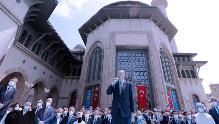 Presiden Turki, Recep Rayyip Erdogan saat meresmikan masjid dan para jemaah yang salat di alun-alun karena masjid yanag berkapasitas 4000 orang itu penuh. (FOTO: BBC/Reuters/EPA)
