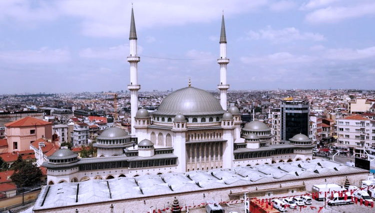 alun-alun-karena-masjid-yanag-berkapasitas-4000-orang.jpg