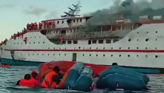 KM Karya Indah, kapal nahas yang terbakar di perairan Kepulauan Sula Sanana, nampak ratusan penumpang terjun ke lautan. (Foto: SAR For TIMES Indonesia).