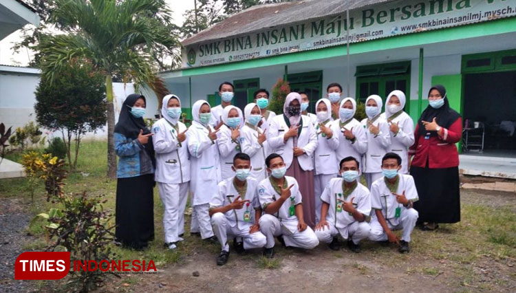 Kelulusan perdana siswa-siswi SMK Bina Insani Tekung beserta asesor dan guru pembimbing kompetensi. (Foto-foto: SMK Bina Insani Tekung for TIMES Indonesia.