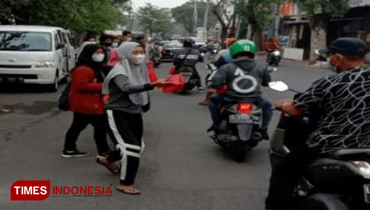 OSIS SMK Kesehatan Terpadu Surabaya Berbagi Sembako dan Takjil