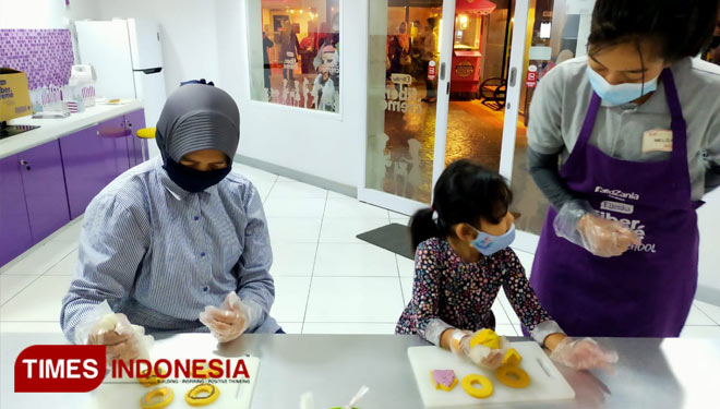 Anak-anak saat mencoba berprofesi sebagai pembuat kue di Kidzania Surabaya. (Foto: Khusnul Hasana/TIMES Indonesia). 