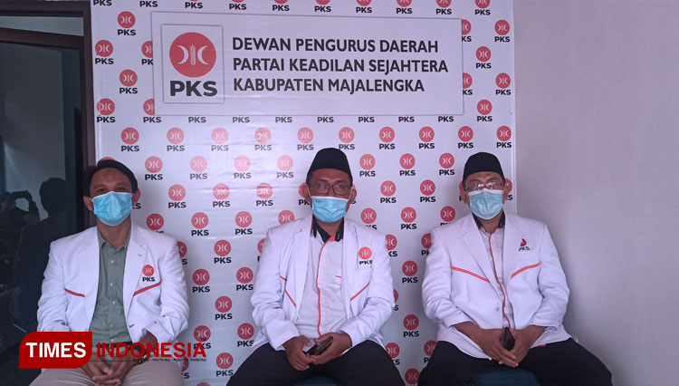 Ketua DPD PKS Kabupaten Majalengka, Roni Setiawan (tengah) dan Ketua MPD PKS Majalengka, Asep Aminudin (kanan) serta pengurus DPW Jawa Barat (kiri). (Foto: Jaja Sumarja/TIMES Indonesia)