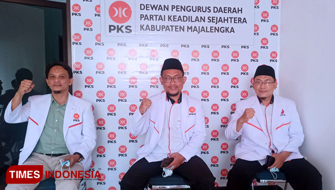 Ketua DPD PKS Majalengka, Roni Setiawan (tengah) dan Ketua MPD PKS Majalengka, Asep Aminudin (kanan) serta pengurus DPW PKS Jabar (kiri). (Foto: Jaja Sumarja/TIMES Indonesia)