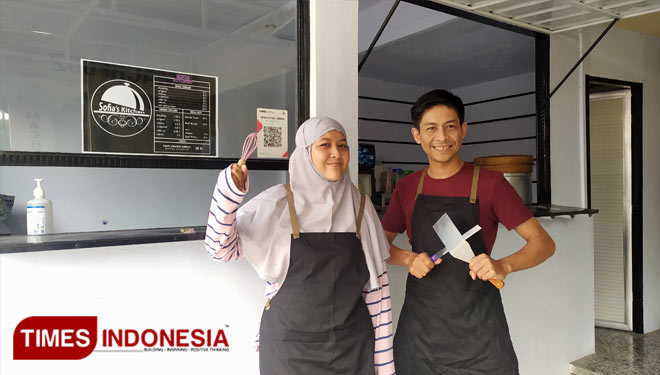 Nur Fitriana Zuraidah dan Arif Fachrudin Achmad pemilik usaha ala Asia Timur (Foto : Rohmadi/TIMES Indonesia)