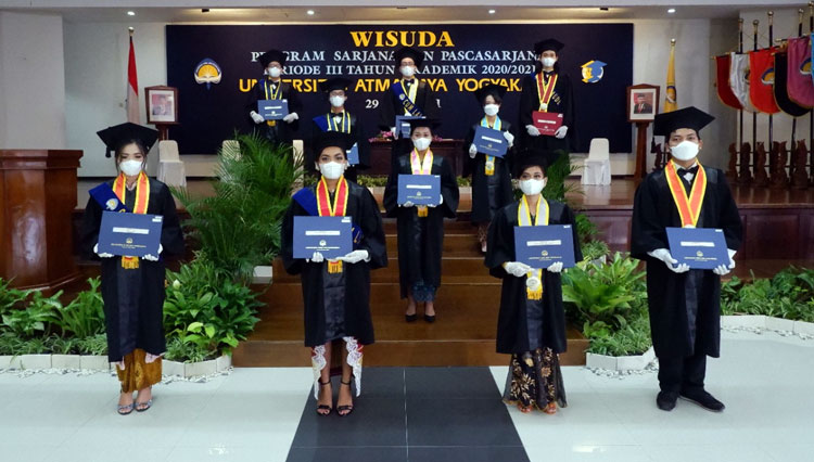 Wisuda UAJY 1