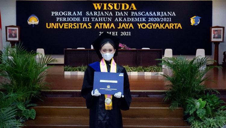 Wakil Wisudawan berprestasi dari Program Studi Ilmu Komunikasi, Angela Irena. (FOTO: Dok. Humas UAJY)