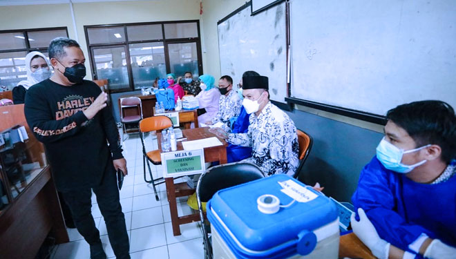 Wakil Wali Kota Bandung, Yana Mulyana saat meninjau pelaksanaan vaksinasi dosis 2 bagi para PTK di SMAN 15 Bandung, Sabtu (29/5/21).(FOTO: Humas Pemkot for TIMES Indonesia)