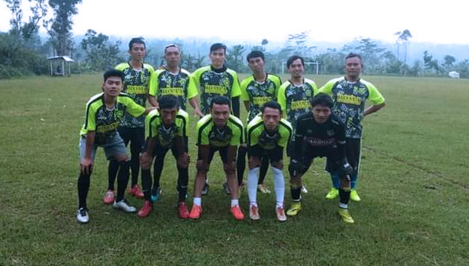Laga persahabatan ROMA FC Karangsari vs Tim Kali Putih Desa Tempuran Wanayasa, Banjarnegara. (FOTO : FB KOK Pejawaran)