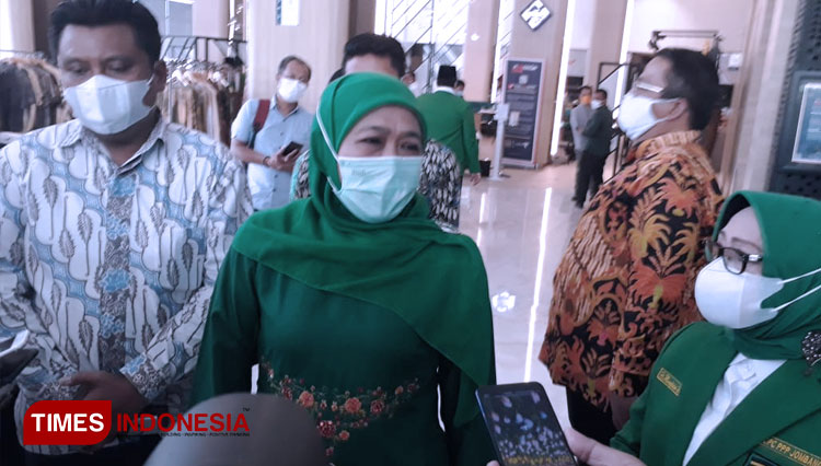 Gubernur Jatim Khofifah Indar Parawansa saat di jumpa pers selesai pembukaan Muswil ke IX PPP Jatim di di Novotel Samator Hotel, Senin (31/5/2021) (FOTO: Al Farabi for TIMES Indonesia)