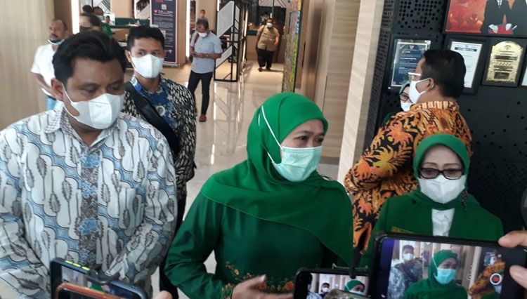 Khofifah Indar Parawansa dan Mundjidah Wahab saat jumpa pers dengan awak media (Foto: Al Farabi for TIMES Indonesia)