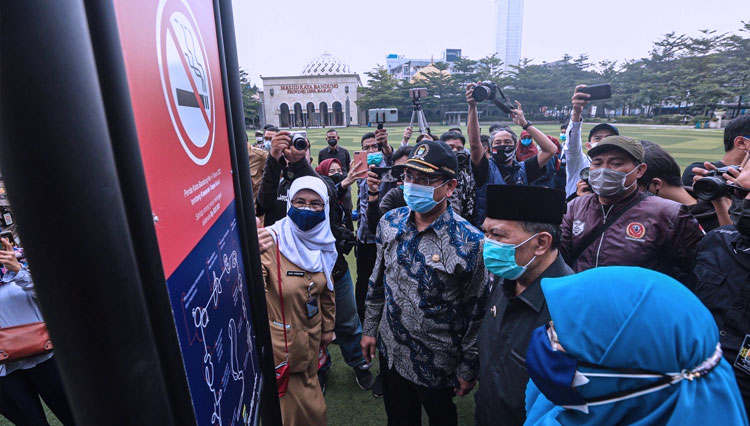 Wali Kota Bandung Oded M Danial saat meninjau wilayah KTR di Alun-alun Bandung, Senin (31/5/21). (FOTO: Humas Pemkot for TIMES Indonesia)