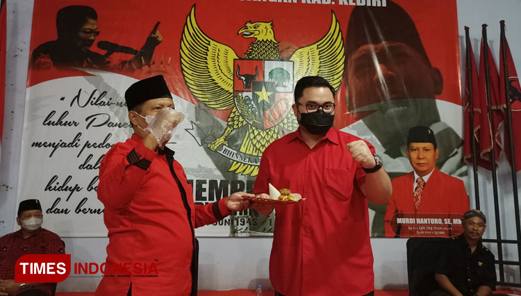 Ketua PDIP kabupaten Kediri serahkan tumpeng kepada bupati kediri (Foto: Canda Adi surya/TIMES Indonesia)