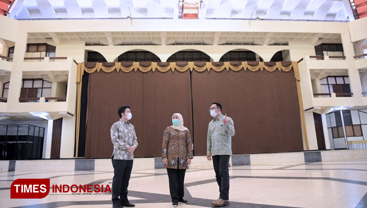 Gubernur Jabar Ridwan Kamil mengunjungi gedung Islamic Center Surabaya di Jalan Raya Dukuh Kupang, Surabaya, Sabtu (29/5/21). (Foto: Adpim Jabar for TIMES Indonesia)